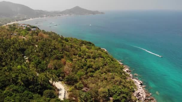 Diving resorts on tropical island. Drone view of Sairee Beach as part of diving resort on sunny day on exotic paradise Koh Tao Island in Thailand. — Stock Video