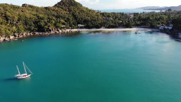 Barco cerca de la costa tropical. Increíble vista de drones de yate moderno navegando en aguas tranquilas cerca de la costa de la isla volcánica tropical. Paraíso exótico Koh Samui, Playa de Plata. — Vídeos de Stock