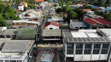 Deniz kıyısındaki balıkçı köyü. Güneşli bir günde Ko Samui adasında hediyelik eşya dükkanları ve caddeleri olan tipik turistik bir yerin havadan görünüşü. Asya 'da mimari, yerel yerleşim insansız hava aracı görüşü