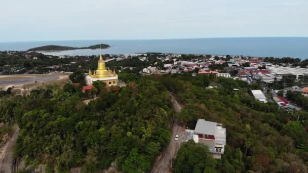 Ormanlar arasındaki klasik Budist tapınağı. Tayland 'da tepenin yanındaki yeşil ağaçların arasındaki Budist manastırına yukarıdan bakan insansız hava aracı. Koh Samui. Turizm, meditasyon ve doğu hayatı kavramı. Asya köyü — Stok video