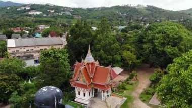 Gölette gemide siyah keşiş heykeli. Tayland Koh Samui Adası'nda küçük bir gölet gemi şeklinde yapının ortasında bulunan büyük siyah keşiş heykel. Drone görünümü.