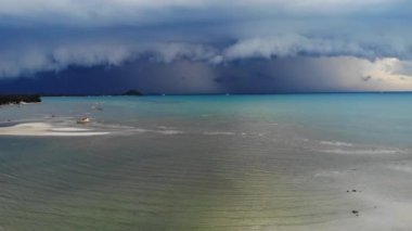 El sallayan denizin üzerinde kalın bulutlar. Kalın mavi bulutlar Koh Samui Adası yakınlarındaki ıslak sezon sırasında deniz sallayarak üzerinde gökyüzünde yüzen. Kasvetli manzara. İnanılmaz ağır bulutlar, Asya'da kasırga nın başlangıcı. Drone.