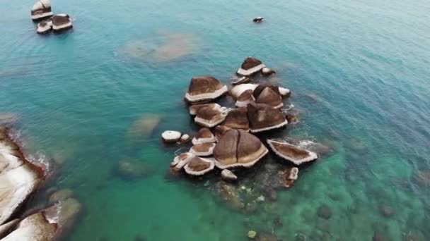 Berömda farfar och farmor Rocks ligger på stranden av Blue Sea på Koh Samui Island i Thailand. Hin Ta Hin Yai stenar, turistattraktion ovanlig kustlinje Drone View. — Stockvideo