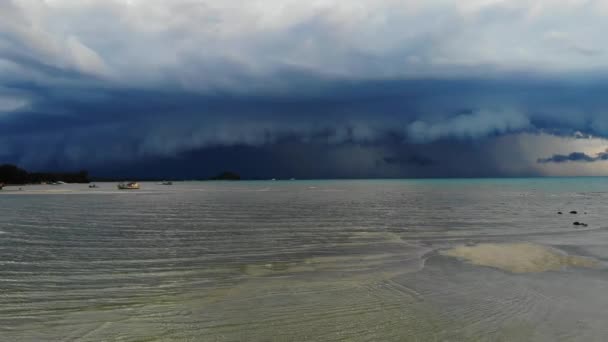 Grube chmury nad machając morzem. Grube niebieskie chmury pływające na niebie nad machając morzem w porze deszczowej w pobliżu wyspy Koh Samui. Ponury krajobraz. Niesamowite ciężkie chmury, początek huraganu w Azji. Drone. — Wideo stockowe