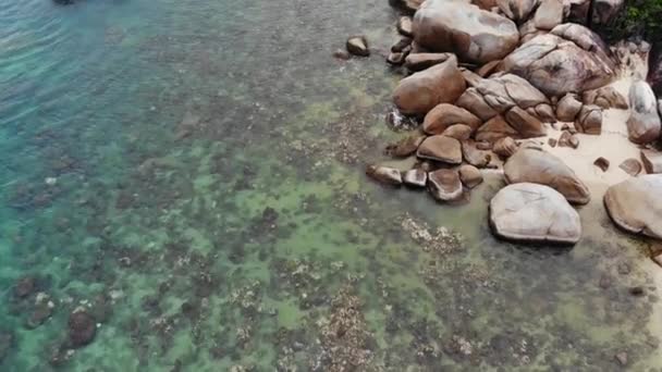 Ünlü Büyükbaba ve Büyükanne Kayalar Tayland Koh Samui Adası'nda mavi deniz kıyısında bulunan. Hin ta Hin yai taşlar, turistik cazibe olağandışı kıyı şeridi drone görünümü. — Stok video