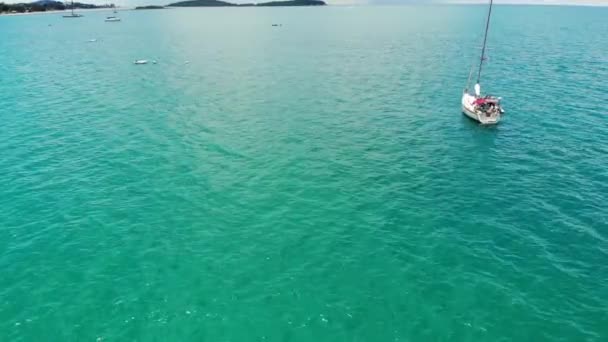 Bateaux modernes prenant part à la course. Yachts modernes et bateaux à moteur prenant part à la régate dans la mer bleue propre par une journée ensoleillée. Koh Samui île paradisiaque, Thaïlande. Vue sur drone. Détendez-vous, sport et vacances concept . — Video