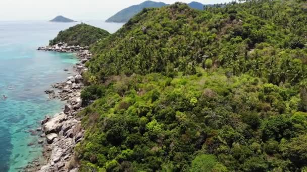 열대 해변에는 분 갈로와 푸른 야자나무가 있다. 타이의 화창 한 날에는 잔잔 한 푸른 바다 근처고 타오 낙원 섬의 모래사장에서 잠수와 스노클링 리조트가 펼쳐져 있다. 드론 전망. — 비디오