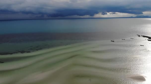 Bouřlivé nebe a neobvyklé pobřeží bílého písku. Dech beroucí krajina bouřlivé oblačné oblohy a písečné vlnité bílé moře v jasném dni. Bouřka v tropech. Ostrovy v Asii. Zobrazení dronů — Stock video