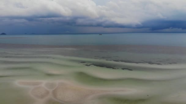 Stürmischer Himmel und ungewöhnliche Küste mit weißem Sand. Atemberaubende Landschaft mit stürmischem wolkenverhangenem Himmel und sandigem, welligem weißen Meer bei hellem Tag. Gewitter in den Tropen. Paradiesische Inseln in Asien. Drohnen-Ansicht — Stockvideo