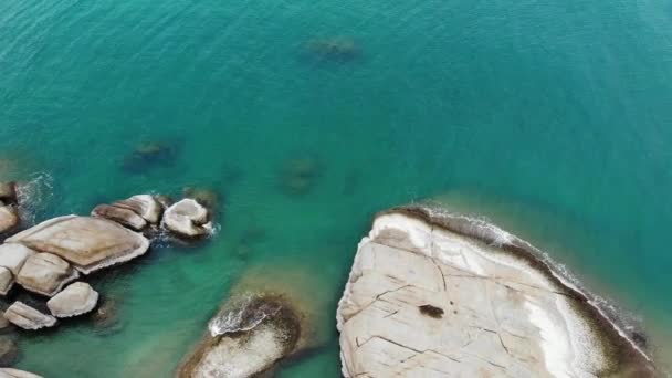 Beroemde grootvader en grootmoeder rotsen gelegen aan de kust van de blauwe zee op het eiland Koh Samui in Thailand. Hin ta Hin Yai stenen, toeristische attractie ongebruikelijke kustlijn drone View. — Stockvideo