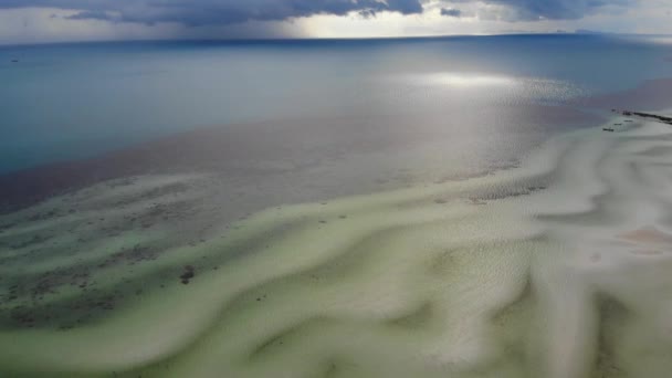 Burzliwe niebo i niezwykłe wybrzeże białego piasku. Zapierający dech w piersiach krajobraz burzliwego zachmurzonego nieba i piaszczystego falistego białego morza w jasny dzień. Burza w tropikach. Rajskie wyspy w Azji. Widok drona — Wideo stockowe