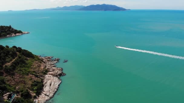 Schöner Ozean mit einer Spur auf dem Wasser. Atemberaubende Luftaufnahmen von Felsen, türkisfarbenem Wasser und Jetski über dem Ozean in Thailand. Drohnen-Ansicht. — Stockvideo