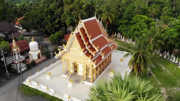 森林之间的经典佛寺。从上面俯瞰着泰国山上绿树间的佛教寺院.Koh Samui旅游、冥想和东方生活的概念。亚洲村 — 图库视频影像