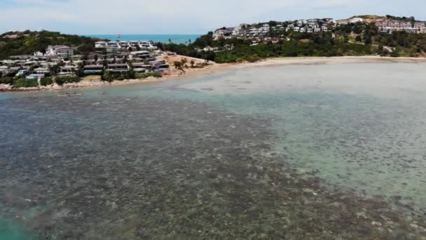 Ilha verde com casas no oceano. Vista drone da bela ilha Ko Samui na Tailândia cercada por água azul-turquesa no dia ensolarado . — Vídeo de Stock