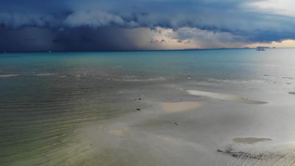 Nuvens grossas sobre o mar ondulado. Nuvens azuis grossas flutuando no céu sobre o mar ondulado durante a estação chuvosa perto da ilha Koh Samui. Paisagem sombria. Nuvens pesadas incríveis, início do furacão na Ásia. Drone. . — Vídeo de Stock