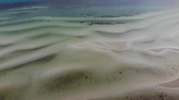 Stormig himmel och ovanlig kust av vit sand. Häpnadsväckande landskap av stormig molnig himmel och sandiga vågiga vita havet i ljusa dag. Åska i tropikerna. Paradisöar i Asien. Drönarvy — Stockvideo