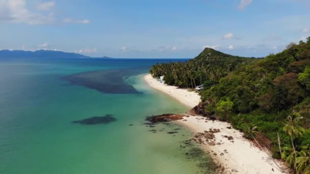 Zelená džungle a kamenitá pláž u moře. Tropické deštné pralesy a skály v blízkosti klidné modré moře na bílém písečném břehu ostrova Koh Samui ráj, Thajsko. Pohled na Dream Beach drone. Relaxační a prázdninový koncept. — Stock video