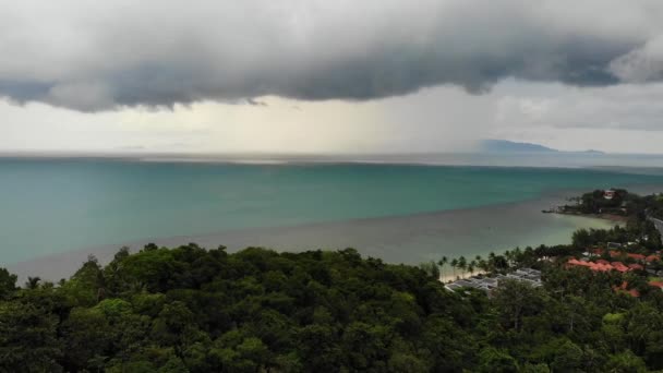 Bewolkte lucht boven tropisch eiland. Grijze bewolkte lucht, groene palmen op Koh Samui tijdens het natte seizoen in Thailand. Drone zicht. Vliegen over wild regenwoud en jungle in de buurt van het paradijs oceaan strand. Storm in Azië — Stockvideo