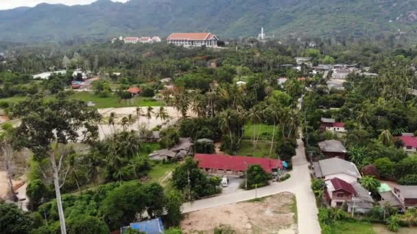 Tepelerle çevrili yeşil palmiyeli adliye sarayı. Samui Adası Tayland 'da parlak palmiyeler ve çalılarla çevrili kırmızı çatılı mahkeme salonundan. Hukuk ve adalet kavramı. — Stok video
