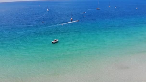 Moderne boten die deelnemen aan de race. Moderne jachten en motorboten die deelnemen aan de Regatta in de schone blauwe zee op zonnige dag. Koh Samui Paradise Island, Thailand. Drone-weergave. Relax, sport en vakantie concept. — Stockvideo