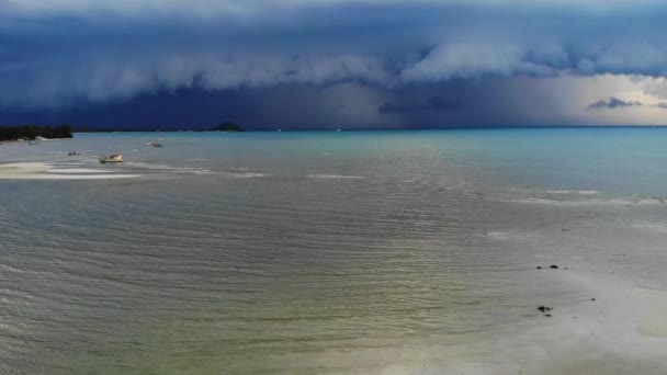 Vastag felhők, mint a hullámzó tenger. Vastag kék felhők úszó ég alatt integetett tenger alatt nedves évszak közelében Koh Samui szigeten. Komor táj. Csodálatos nagy felhők, a hurrikán kezdete Ázsiában. Drone. — Stock videók