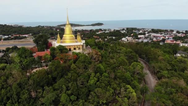 Klasyczna buddyjska świątynia pomiędzy lasami. Z góry dron widok buddyjski klasztor między zielonymi drzewami w pobliżu wzgórza w Tajlandii. Koh Samui. koncepcja turystyki, medytacji i orientalnego życia. Wioska azjatycka — Wideo stockowe