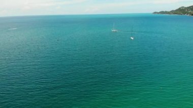 Modern tekneler yarışa katılıyor. Modern yatlar ve motorbotlar güneşli bir günde temiz mavi denizde yarışlara katılıyor. Koh Samui cennet adası, Tayland. İnsansız hava aracı görünümü. Rahatlayın, spor ve tatil konsepti.