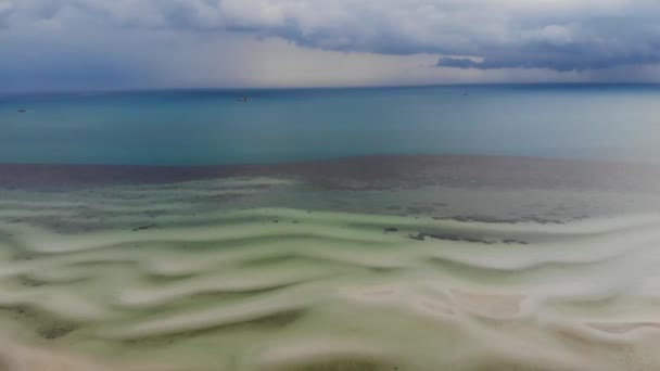 Stormig himmel och ovanlig kust av vit sand. Häpnadsväckande landskap av stormig molnig himmel och sandiga vågiga vita havet i ljusa dag. Åska i tropikerna. Paradisöar i Asien. Drönarvy — Stockvideo