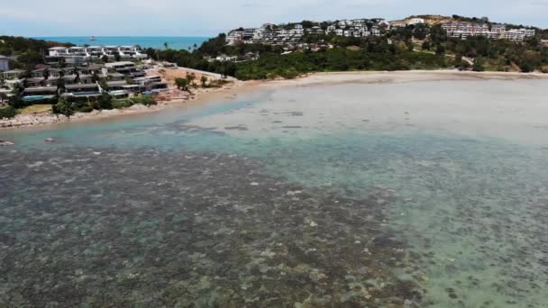 Ilha verde com casas no oceano. Vista drone da bela ilha Ko Samui na Tailândia cercada por água azul-turquesa no dia ensolarado . — Vídeo de Stock