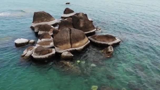 タイのサムイ島の青い海の海岸に位置する有名な祖父と祖母ロックス。ヒンタヒンヤイ石、観光名所珍しい海岸線ドローンビュー. — ストック動画