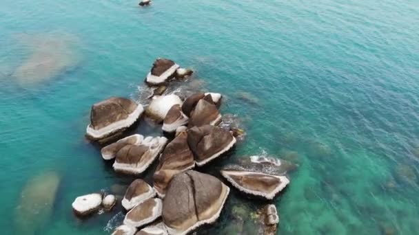 Slavný dědeček a babička skaliska na pobřeží modrého moře na ostrově Koh Samui v Thajsku. Hin Ta Hin Yai kameny, turistická atrakce nezvyklý výhled na pobřeží. — Stock video