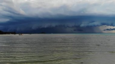 El sallayan denizin üzerinde kalın bulutlar. Kalın mavi bulutlar Koh Samui Adası yakınlarındaki ıslak sezon sırasında deniz sallayarak üzerinde gökyüzünde yüzen. Kasvetli manzara. İnanılmaz ağır bulutlar, Asya'da kasırga nın başlangıcı. Drone.