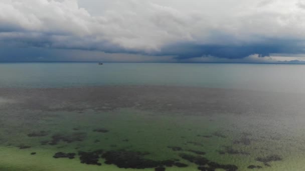 Stormig himmel och ovanlig kust av vit sand. Häpnadsväckande landskap av stormig molnig himmel och sandiga vågiga vita havet i ljusa dag. Åska i tropikerna. Paradisöar i Asien. Drönarvy — Stockvideo