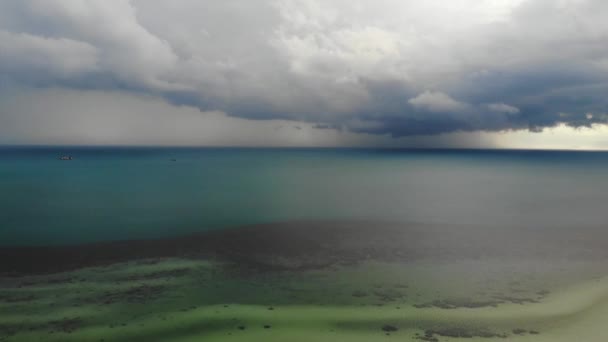 Bouřlivé nebe a neobvyklé pobřeží bílého písku. Dech beroucí krajina bouřlivé oblačné oblohy a písečné vlnité bílé moře v jasném dni. Bouřka v tropech. Ostrovy v Asii. Zobrazení dronů — Stock video