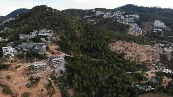 Terreno tropical cubierto de bosques en peligro y villas de lujo. Vista de drones de grandes trópicos con perturbación del ecosistema debido a edificios y deforestación. Koh Samui. Plantaciones de palma de coco. — Vídeo de stock