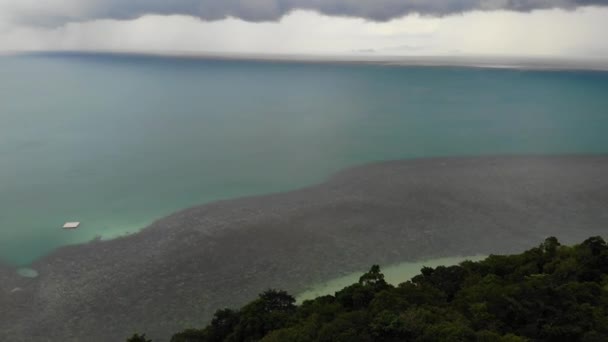 Ciel couvert sur une île tropicale. Ciel gris nuageux, paumes vertes sur Koh Samui pendant la saison des pluies en Thaïlande. Vue sur drone. Survoler la forêt tropicale sauvage et la jungle près de paradis plage de l'océan. Tempête en Asie