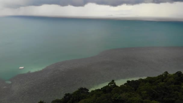 Συννεφιασμένος ουρανός πάνω από τροπικό νησί. Γκρι συννεφιασμένο ουρανό, πράσινες παλάμες για Koh Samui κατά τη διάρκεια της υγρής περιόδου στην Ταϊλάνδη. Θέα με drone. Πετώντας πάνω από άγρια τροπικά δάση και ζούγκλα κοντά στον παράδεισο παραλία του ωκεανού. Καταιγίδα στην Ασία — Αρχείο Βίντεο