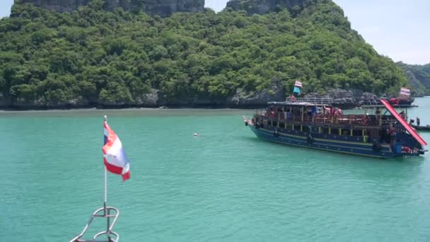 ANG THONG MARINE PARK, SAMUI, THAILAND - 9 DE JUNHO DE 2019: Grupo de ilhas no oceano perto do paraíso turístico resort tropical. Mar azul-esverdeado idílico com barco com turistas. Viagem férias férias conceito — Vídeo de Stock