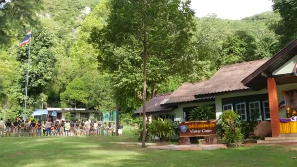 Ang Thong Marine Park, Tajlandia - 9 czerwca 2019: Grupa tajlandzkich mężczyzn biorących udział w porannym zebraniu podczas pracy jako strażnicy i ochrony parku narodowego. Koncepcja ochrony środowiska i przyrody w Azji — Wideo stockowe