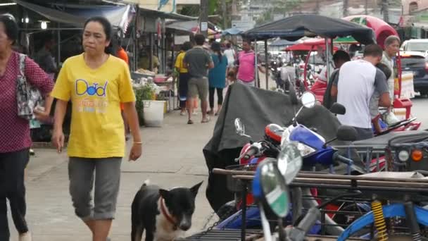 KOH SAMUI ISLAND 、タイ- 10 7月2019:地元の人々のための食品市場。食料品とのライブランク。アジアの路上での典型的な日常生活。人々は果物、野菜、魚介類、肉を買いに行く. — ストック動画