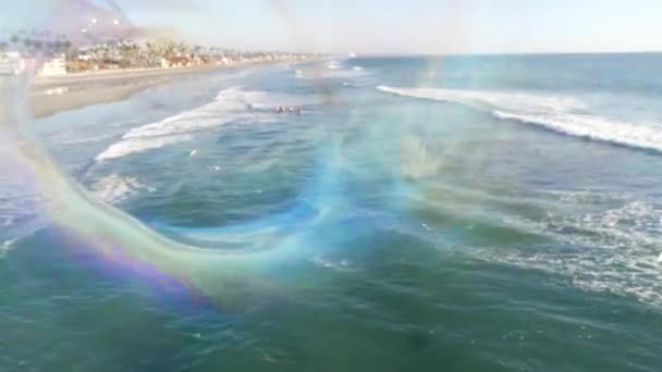 Soplando burbujas de jabón en el muelle del océano en California, fondo borroso de verano. Metáfora romántica creativa, concepto de soñar la felicidad y la magia. Símbolo abstracto de infancia, fantasía, libertad — Vídeos de Stock