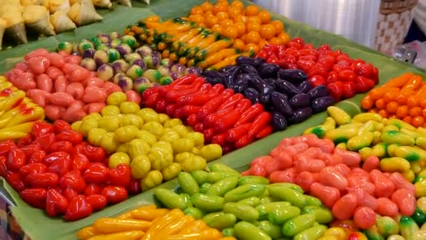 Exóticos postres exóticos dulces asiáticos, coloridos platos tradicionales inusuales en los mostradores de un bazar con comida callejera. Patio nocturno de comida en Bangkok, la capital de la cocina. Mercado nocturno. — Vídeo de stock