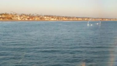 Kaliforniya 'da iskelede sabun köpükleri, bulanık yaz dönemi dikişsiz arka plan. Yaratıcı romantik metafor, rüya kavramı, mutluluk ve sihir. Çocukluğun soyut sembolü, fantezi, özgürlük