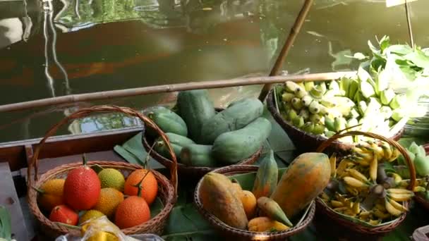 Iconische Aziatische Lat Mayom drijvende markt. Khlong rivier kanaal, lange staart boot met tropische exotische kleurrijke vruchten, biologisch lokaal geteelde groenten. Bovenaanzicht van oogst en straatvoedsel in houten kano — Stockvideo