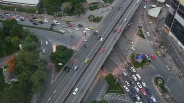 Cadde kavşağında trafik vardı. Modern araba ve motosikletler Bangkok, Tayland 'ın merkezindeki caddede kavşakta yol alıyorlar.