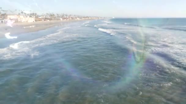 Zeepbellen op de pier in Californië, wazig zomertijd naadloze lussen achtergrond. Creatieve romantische metafoor, concept van dromen, geluk en magie. Abstract symbool van kindertijd, fantasie, vrijheid — Stockvideo