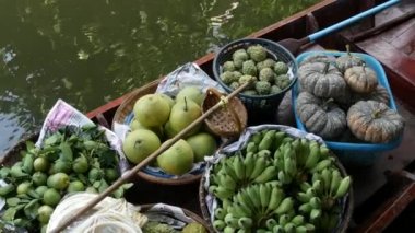 İkonik Asya Lat Mayom yüzer piyasası. Khlong nehir kanalı, tropik renkli meyveli uzun kuyruklu tekne, organik yerel sebzeler. Tahta kanodaki en iyi hasat ve sokak yemekleri manzarası