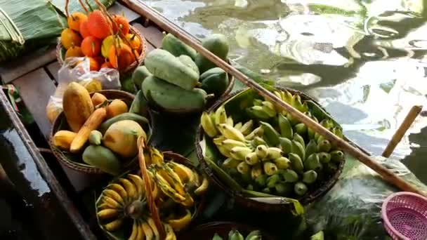 Icónico asiático Lat Mayom mercado flotante. Canal del río Khlong, bote de cola larga con frutas tropicales de colores exóticos, verduras orgánicas cultivadas localmente. Vista superior de la cosecha y comida callejera en canoa de madera — Vídeo de stock