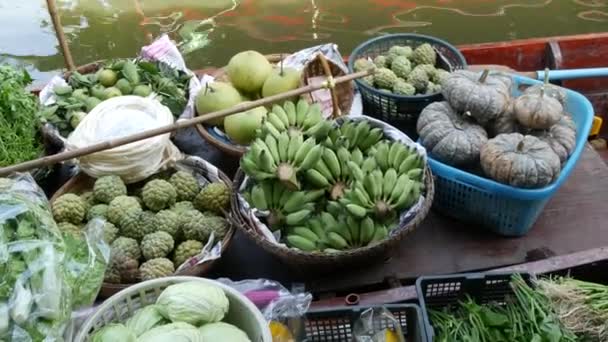 Iconische Aziatische Lat Mayom drijvende markt. Khlong rivier kanaal, lange staart boot met tropische exotische kleurrijke vruchten, biologisch lokaal geteelde groenten. Bovenaanzicht van oogst en straatvoedsel in houten kano — Stockvideo