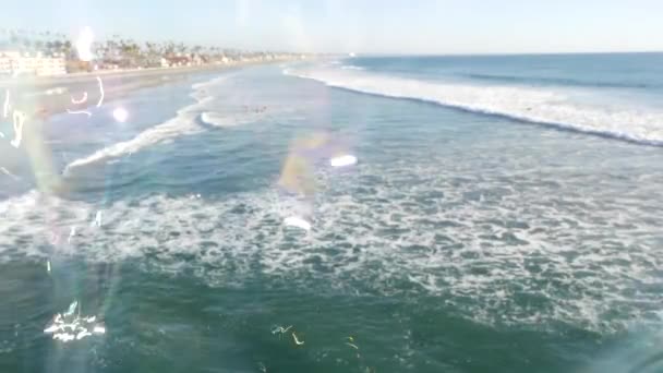 A soprar bolhas de sabão no cais oceânico na Califórnia, fundo turvo de verão. Metáfora romântica criativa, conceito de sonhar felicidade e magia. Símbolo abstrato da infância, fantasia, liberdade — Vídeo de Stock